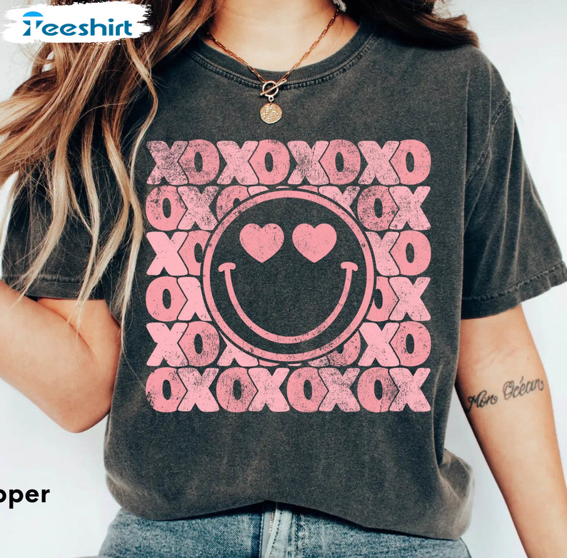 Xoxo Valentines Day Shirt, Retro Smile Face Short Sleeve Crewneck