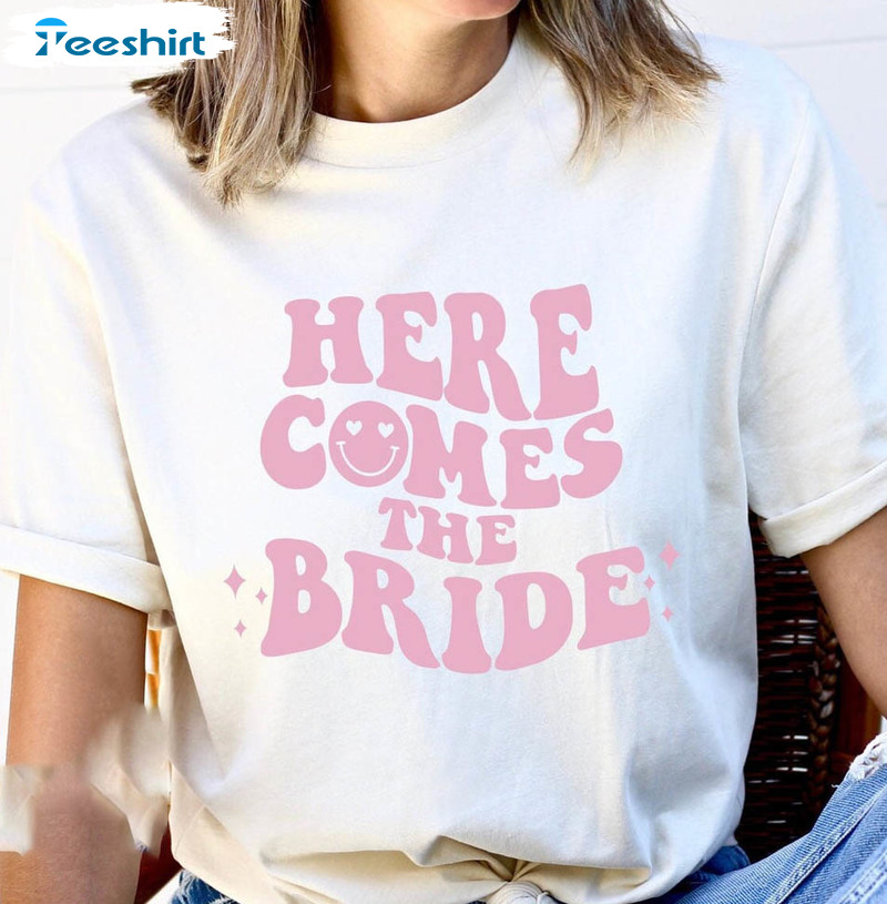 Here Comes The Bride Trendy Shirt, Vintage Crewneck Unisex T-shirt