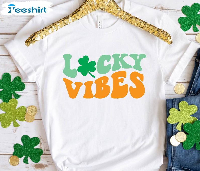 St Patricks Day Lucky Vibes Shirt, Vintage Smiley Face Unisex T-shirt Short Sleeve