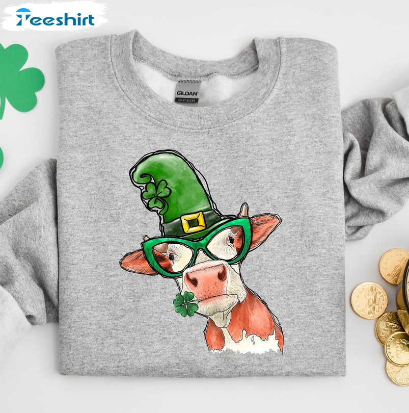 St Patricks Day Cow Sweatshirt , Shamrock Lucky Lips Short Sleeve Crewneck