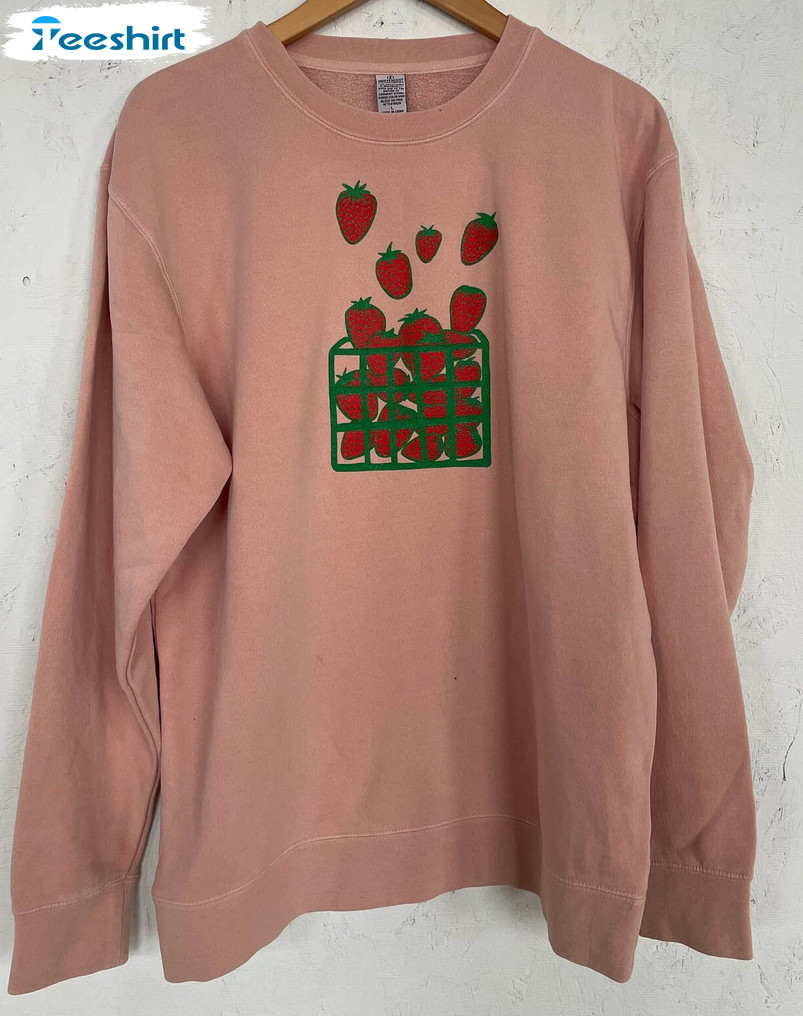 Strawberry Sweatshirt, Vintage Garden Unisex T-shirt Short Sleeve