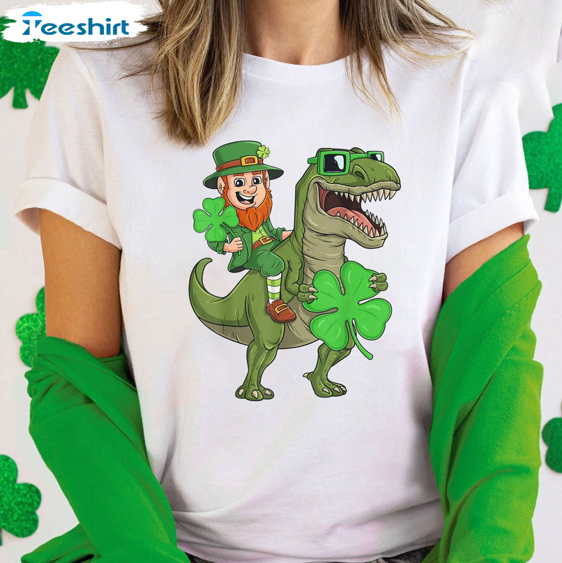 Leprechaun Patricks Day Funny Shirt, Leprechaun Riding Dinosaur Short Sleeve Crewneck