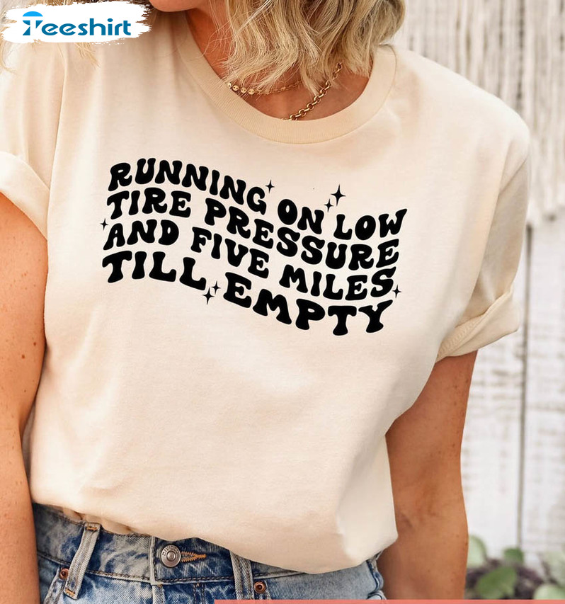 Running On Low Tire Pressure And Five Miles Till Empty Trendy Shirt, Humorous Mother Short Sleeve Unisex T-shirt