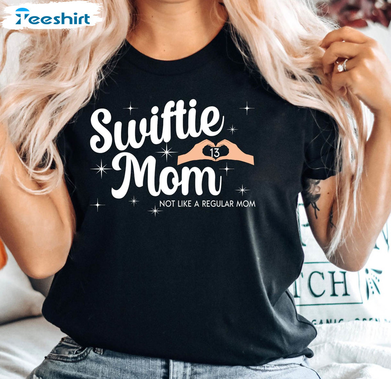 Swiftie Mom Cute Shirt, Iconic Hand Heart Unisex T-shirt Unisex Hoodie