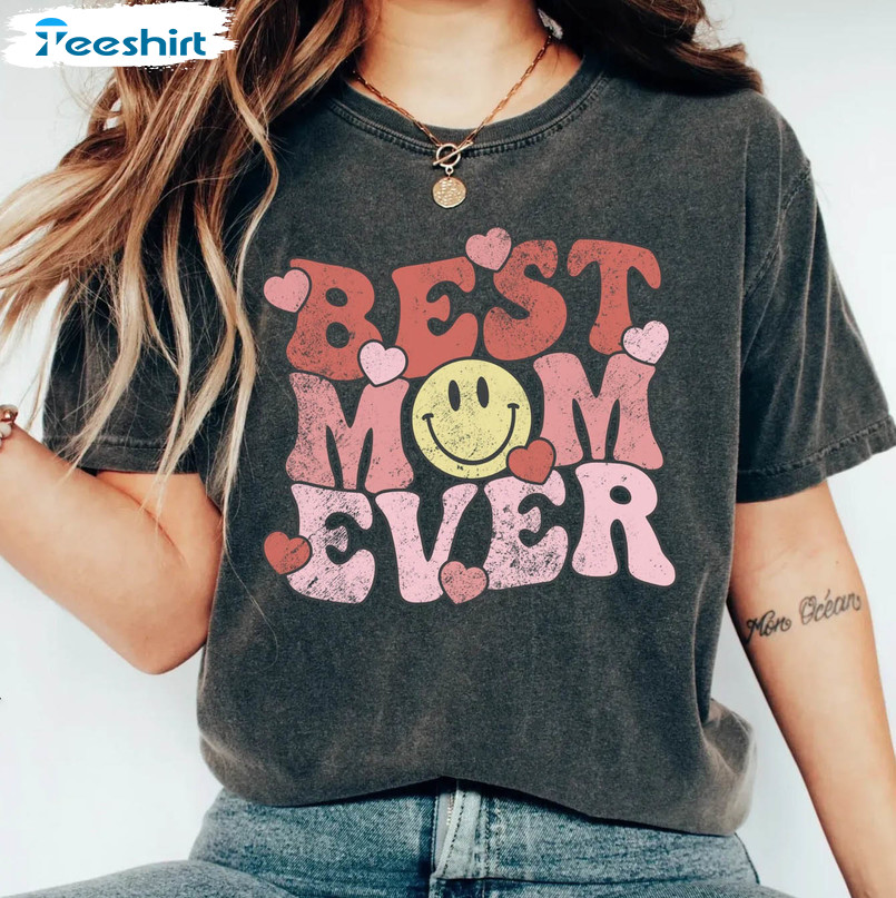 Retro Best Mom Ever Shirt, Trendy Smiley Face Mama Short Sleeve Crewneck