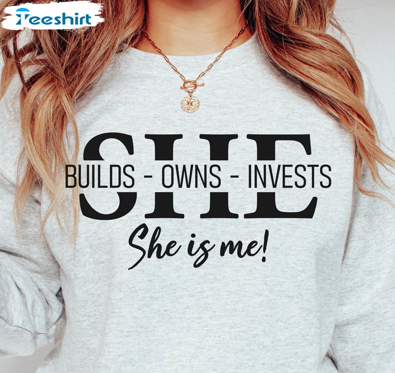 She Builds Owns Invests She Is Me Shirt, Inspirational Trendy Unisex T-shirt Short Sleeve