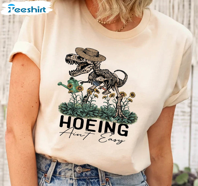 Plant Lover Vinatge Shirt, Hoeing Ain't Easy Unisex T-shirt Hoodie