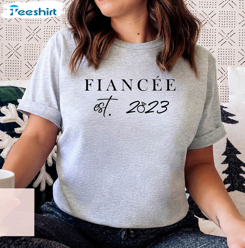 Fiancee Est 2023 Cute Shirt, Engagement Announcement Unisex T-shirt Unisex Hoodie