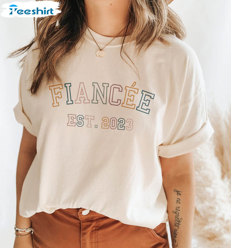 Retro Fiancee Est 2023 Shirt, Newly Engaged Engagement Unisex Hoodie Crewneck