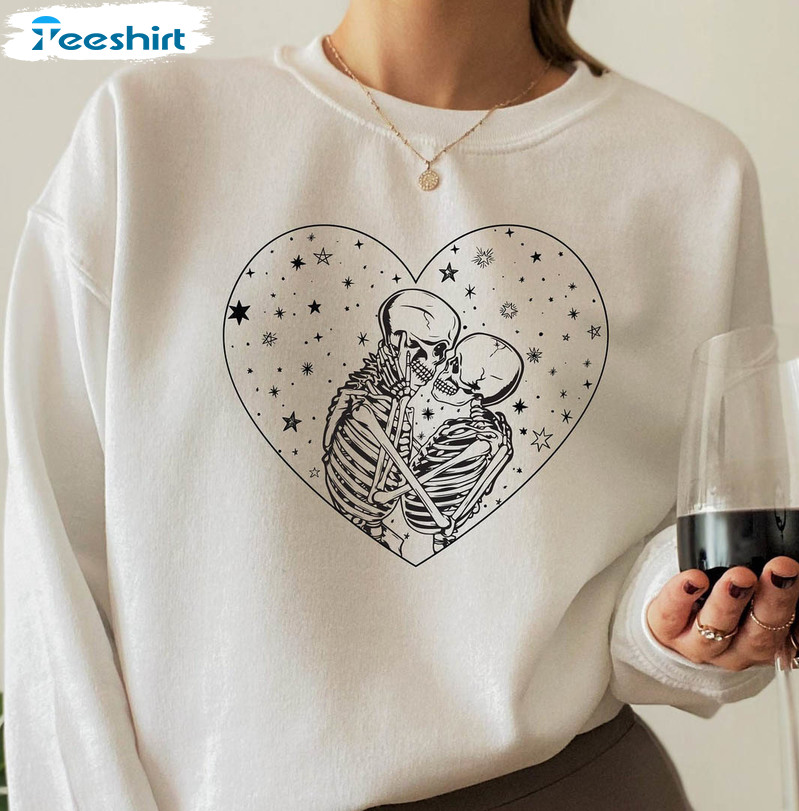 Kissing Skeletons Sweatshirt, Valentines Day Long Sleeve Unisex Hoodie